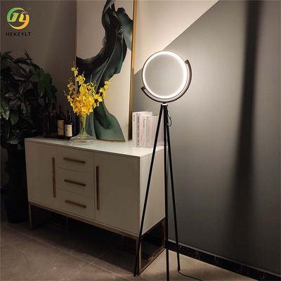 Lámpara de mesa vertical del RGB del diseñador del arte LED de la lámpara de pie de la sala de exposiciones de la luz del trípode de lujo interior danés de la personalidad