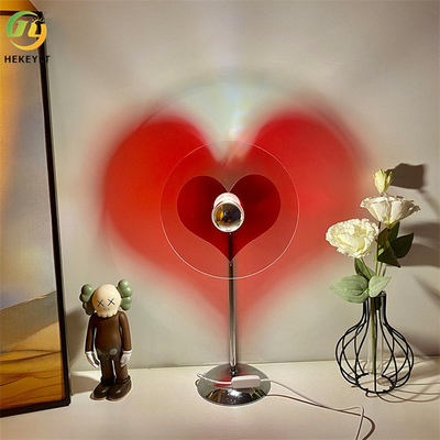 La cabecera roja del corazón del amor llevó la lámpara de mesa para la decoración romántica de la atmósfera del dormitorio
