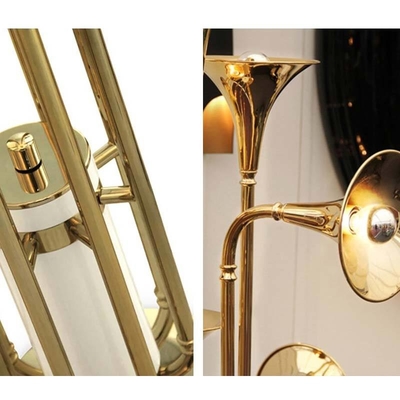 El cuerno retro de la sala de estar del instrumento de la lámpara de pie del oro forma las lámparas llevadas