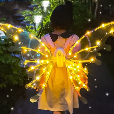 La mariposa de hadas eléctrica se va volando la luz de los regalos del resplandor y del movimiento