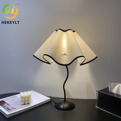 Lámpara de mesa de cama de LED moderna tipo sombrilla de pétalo tipo S-Bar Lámpara de mesa de hotel de dormitorio de metal