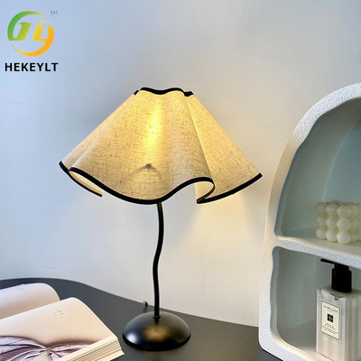 Lámpara de mesa de cama de LED moderna tipo sombrilla de pétalo tipo S-Bar Lámpara de mesa de hotel de dormitorio de metal