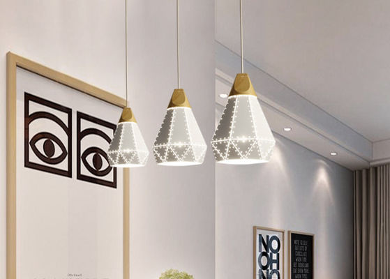 Lámpara ligera pendiente moderna del hierro de madera europeo para el hotel de la sala de estar del comedor